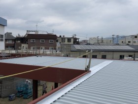 大阪府枚方市にてガソリンスタンド屋根工事致しました。